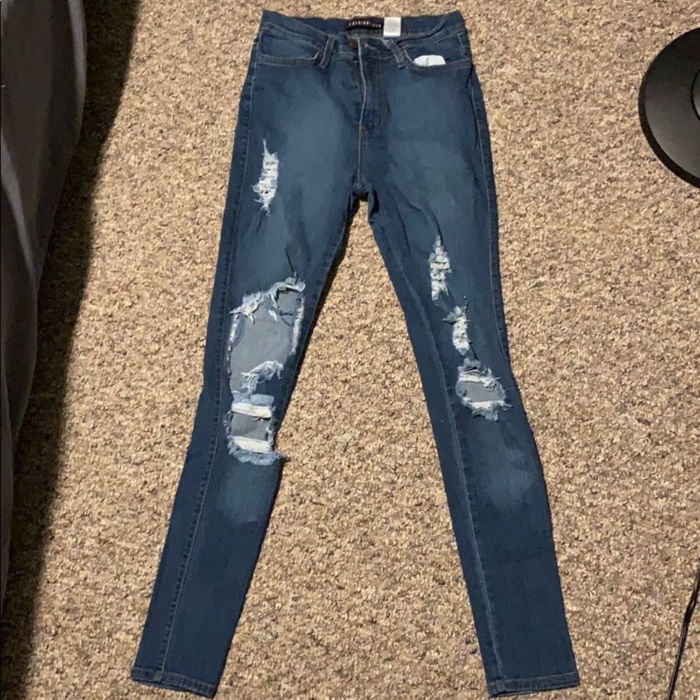 Destroyed high-waisted jeans